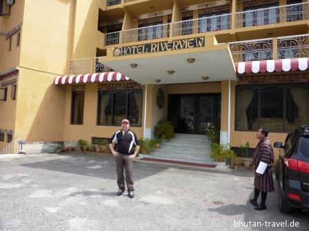 22 bhutan spezialist heinrich heinz und karman der guide von dem hotel riverview